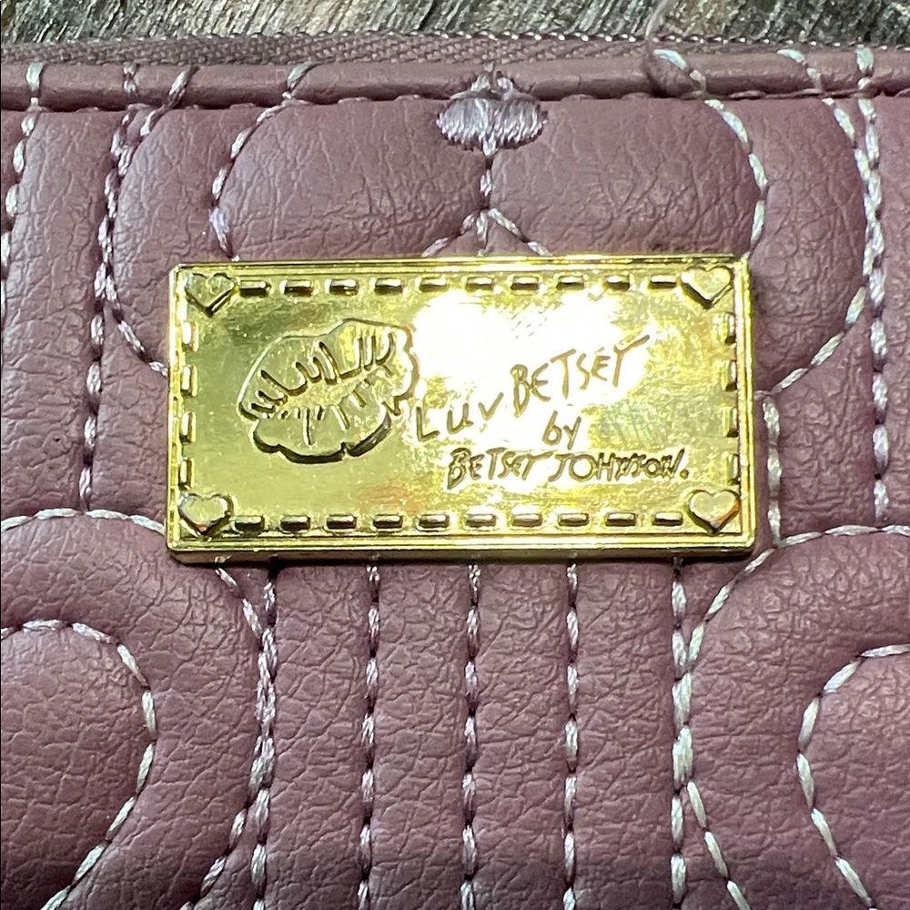 Betsey Johnson Mauve Pink Quilted Heart Zip Wallet with Gold Plate - Picture 2 of 7